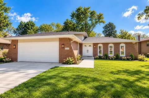 11226 S Deerpath Ln, Palos Hills, IL 60465