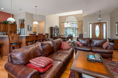 Living - 33 Bogey Ln, Makanda, IL 62958 photo 1 of 4