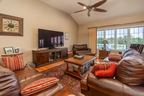 Living - 33 Bogey Ln, Makanda, IL 62958 photo 2 of 4