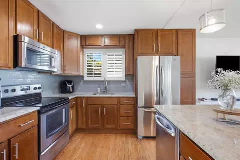 Kitchen - 2037 E Touhy Ave, Des Plaines, IL 60018 photo 2 of 2