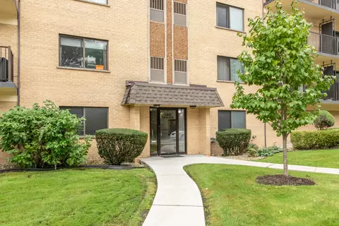 Exterior - 1441 E Thacker St #304, Des Plaines, IL 60016 photo 1 of 5