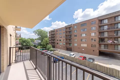 Exterior - 1441 E Thacker St #304, Des Plaines, IL 60016 photo 2 of 5