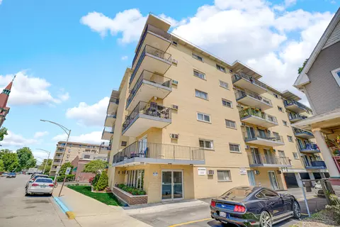 320 Circle Ave #203, Forest Park, IL 60130