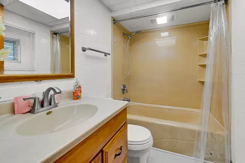 Bath - 256 E 140th Pl, Dolton, IL 60419 photo 1 of 3