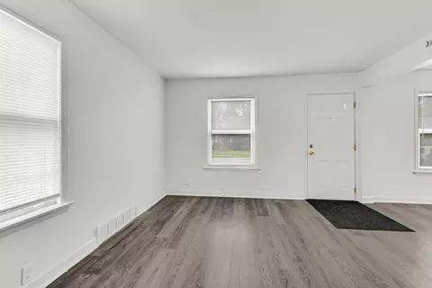 Living - 256 E 140th Pl, Dolton, IL 60419 photo 3 of 4