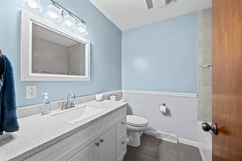 Bath - 1004 6th St, Hampton, IL 61256 photo 1 of 3