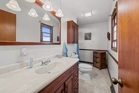 Bath - 1004 6th St, Hampton, IL 61256 photo 3 of 3