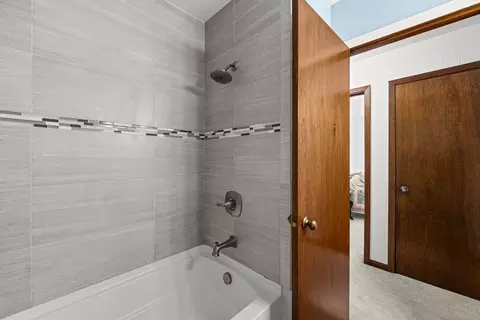 Bath - 1004 6th St, Hampton, IL 61256 photo 2 of 3