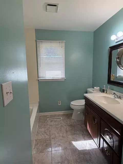 Bath - 11 Strasma South Dr, Kankakee, IL 60901 photo 1 of 2
