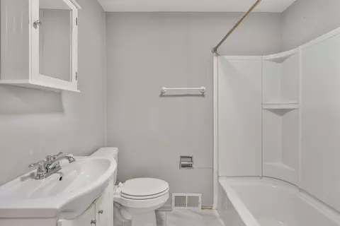Bath - 417 37th St, Moline, IL 61265 photo 1 of 1