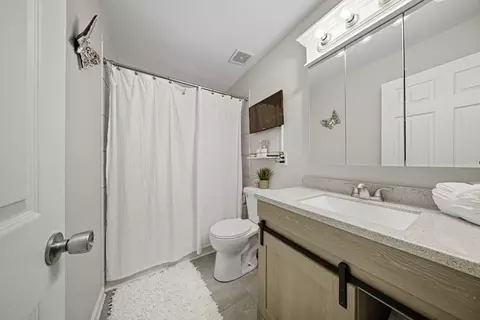 Bath - 1942 Tall Oaks Dr #1A, Aurora, IL 60505 photo 1 of 2