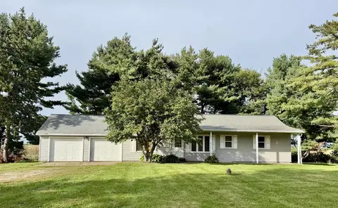 21408 Lincoln Rd, Sterling, IL 61081