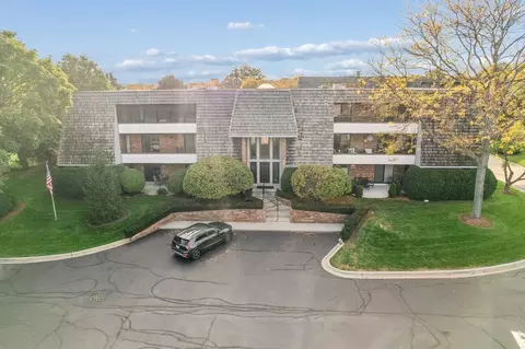 200 Red Top Dr #304, Libertyville, IL 60048