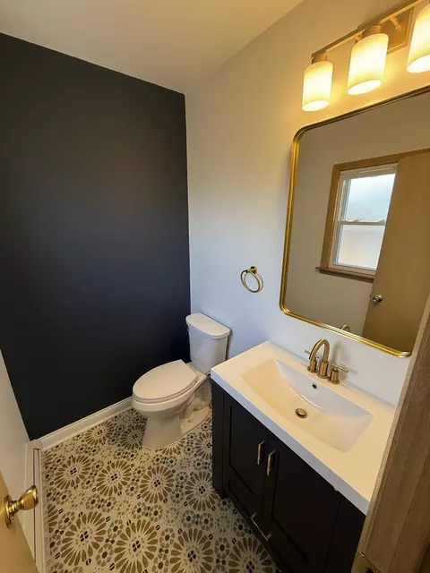 Bath - Undisclosed, Des Plaines, IL 60016 photo 4 of 5