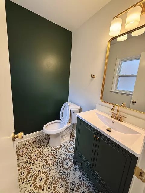 Bath - Undisclosed, Des Plaines, IL 60016 photo 2 of 5