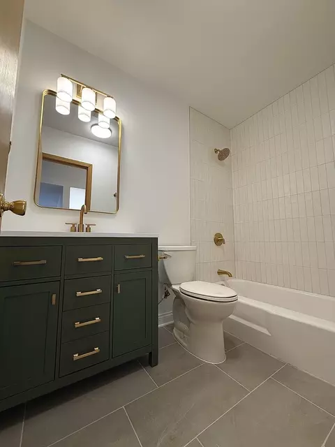 Bath - Undisclosed, Des Plaines, IL 60016 photo 3 of 5