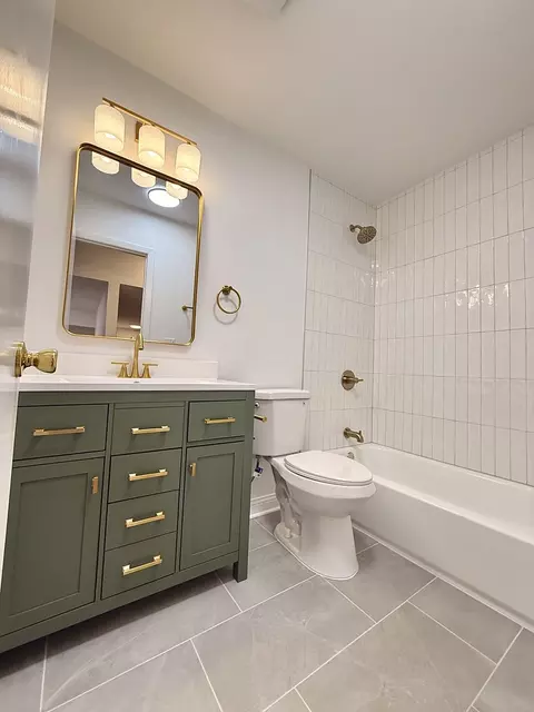Bath - Undisclosed, Des Plaines, IL 60016 photo 1 of 5