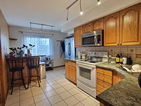 Kitchen - 9709 Bianco Ter #E, Des Plaines, IL 60016 photo 1 of 3