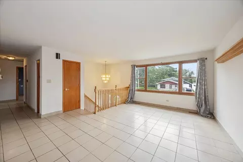 Living - 4352 150th St, Midlothian, IL 60445 photo 2 of 3