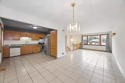 Living - 4352 150th St, Midlothian, IL 60445 photo 1 of 3