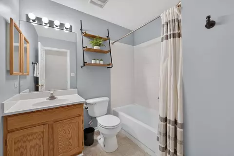 Bath - 397 Meadowview Ln, Aurora, IL 60502 photo 1 of 2