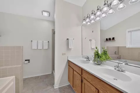 Bath - 397 Meadowview Ln, Aurora, IL 60502 photo 2 of 2
