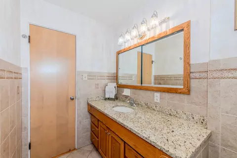 Bath - 405 Bevan Dr E, Joliet, IL 60435 photo 2 of 5