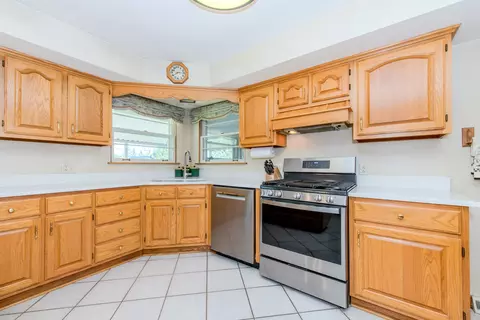 Kitchen - 405 Bevan Dr E, Joliet, IL 60435 photo 4 of 7