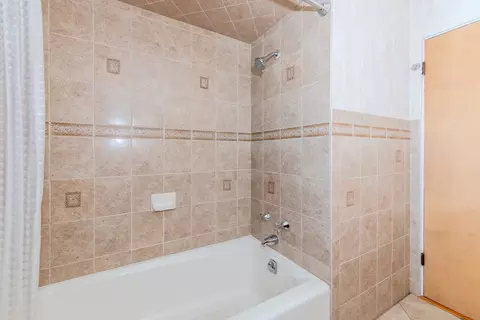 Bath - 405 Bevan Dr E, Joliet, IL 60435 photo 3 of 5
