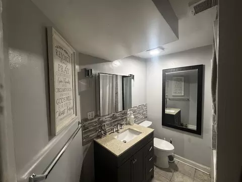 Bath - 6830 S Langley Ave, Chicago, IL 60637 photo 1 of 2