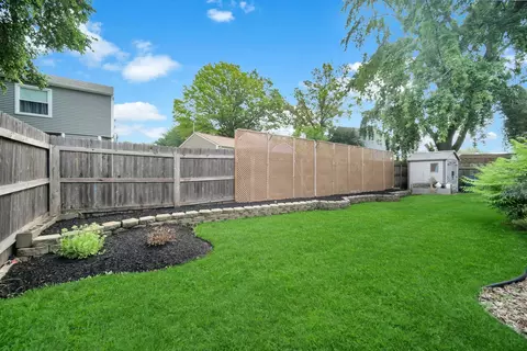 Exterior - 2575 Prairieview Ln, Aurora, IL 60504 photo 6 of 10