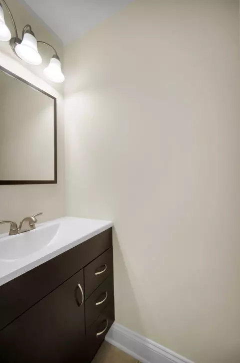 Bath - 2575 Prairieview Ln, Aurora, IL 60504 photo 1 of 2