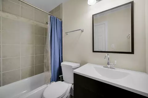 Bath - 2575 Prairieview Ln, Aurora, IL 60504 photo 2 of 2