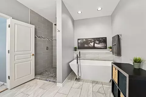 Bath - 23102 Lacroix Ln, Plainfield, IL 60544 photo 3 of 5