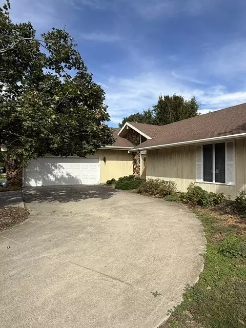 Exterior - 312 S Hershey Rd, Bloomington, IL 61704 photo 2 of 6