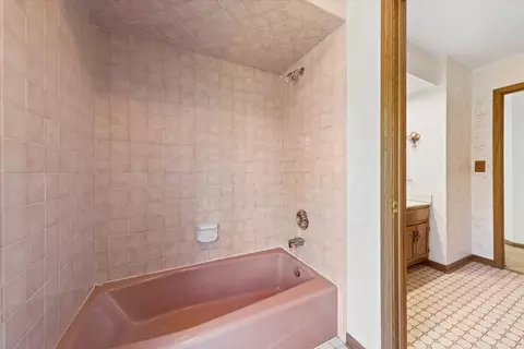 Bath - 453 81st St, Burr Ridge, IL 60527 photo 6 of 6