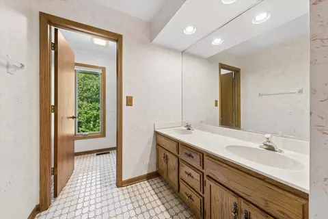 Bath - 453 81st St, Burr Ridge, IL 60527 photo 5 of 6