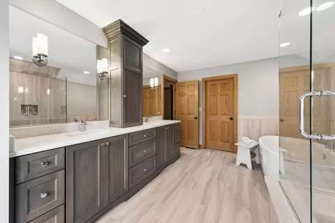 Bath - 453 81st St, Burr Ridge, IL 60527 photo 4 of 6