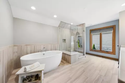 Bath - 453 81st St, Burr Ridge, IL 60527 photo 2 of 6