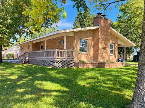 402 E 19th St, Sterling, IL 61081