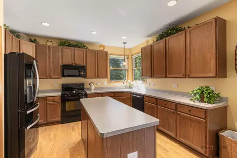 Kitchen - 1490 Pheasant Trail Ct, Hoffman Estates, IL 60192 photo 1 of 5