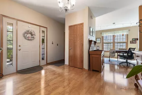 Entry Way - 1490 Pheasant Trail Ct, Hoffman Estates, IL 60192 photo 3 of 3
