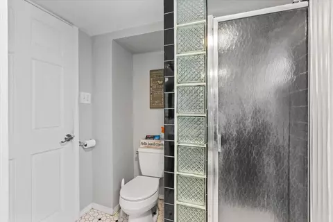 Bath - 10330 S Artesian Ave, Chicago, IL 60655 photo 2 of 3