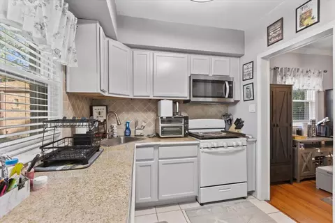 Kitchen - 10330 S Artesian Ave, Chicago, IL 60655 photo 2 of 2