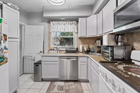 Kitchen - 10330 S Artesian Ave, Chicago, IL 60655 photo 1 of 2