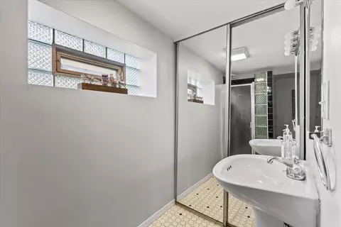 Bath - 10330 S Artesian Ave, Chicago, IL 60655 photo 3 of 3