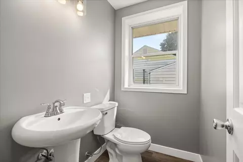 Bath - 702 4th Ave, Ottawa, IL 61350 photo 4 of 6