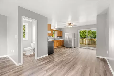 Living - 702 4th Ave, Ottawa, IL 61350 photo 4 of 9