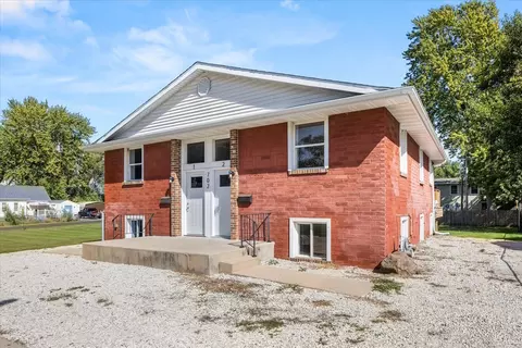 Exterior - 702 4th Ave, Ottawa, IL 61350 photo 2 of 9