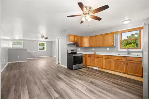 Living - 702 4th Ave, Ottawa, IL 61350 photo 5 of 9